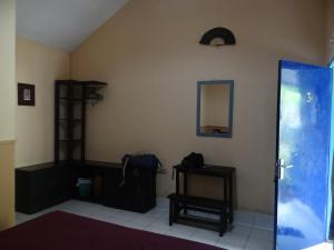 a room with a bathroom with a mirror on the wall at La Casa Homestay in Senggigi 