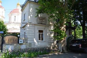 ein weißes Gebäude mit einem Baum davor in der Unterkunft Residenza Dutzu-Boutique Hotel in Brăila