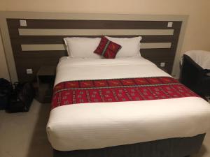 Een bed of bedden in een kamer bij Mara Frontier Hotel