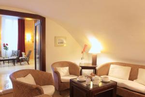 a living room with chairs and a couch and a table at Best Western de Diane - restaurant TAM's Cuisine Maison in Nevers