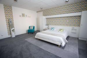 Кровать или кровати в номере Hôtel Continental Pau Centre