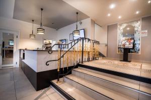 un magasin avec escalier dans un bâtiment dans l'établissement Best Western Hotel Ile de France, à Château-Thierry