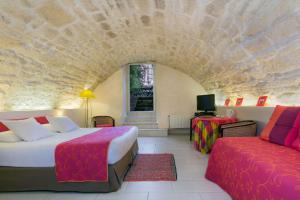 Postel nebo postele na pokoji v ubytování Best Western Hotel Le Guilhem