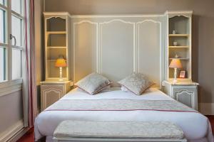 Postel nebo postele na pokoji v ubytování Best Western Hotel Le Guilhem