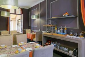 a dining room with a table and chairs at Best Western Hotel Le Guilhem in Montpellier