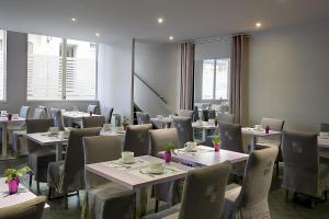 a restaurant with tables and chairs with cups on them at Best Western Hotel de la Breche in Niort