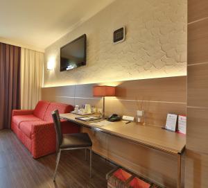 TV a/nebo společenská místnost v ubytování Best Western Plus Soave Hotel