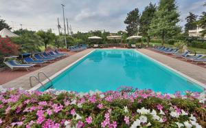 Bazén v ubytování Best Western Plus Soave Hotel nebo v jeho okolí