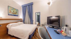 - une chambre à l'hôpital avec un lit et une télévision dans l'établissement Best Western Hotel Plaza, à Naples