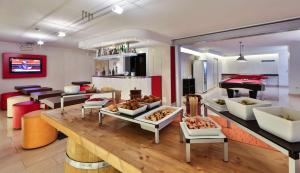 TV a/nebo společenská místnost v ubytování Best Western Plus Soave Hotel