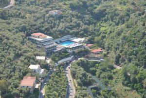 z góry widok na dom z basenem w obiekcie Best Western Hotel La Solara w Sorrento