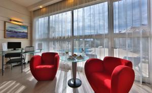A television and/or entertainment centre at Best Western Plus Hotel Farnese