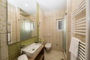 Koupelna v ubytování Apartments Agape