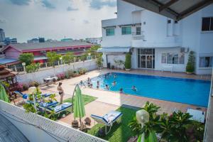 - une vue sur la piscine d'un hôtel dans l'établissement Thong Tarin Hotel, à Surin