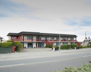 un edificio sul lato di una strada di Alpine Motel a Oamaru