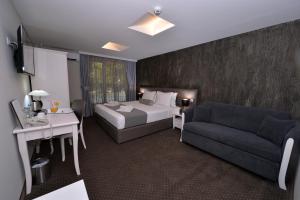 Postel nebo postele na pokoji v ubytování Hotel Alexandar II + 37 fotografií
