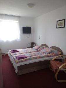 A bed or beds in a room at Vízparti apartmanok