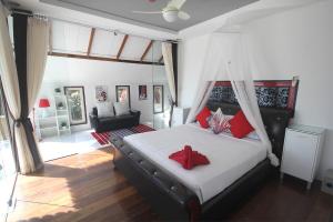 A bed or beds in a room at Phangan Cove Beach Resort