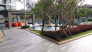 einen Innenhof mit Pool, Bäumen und einem Gebäude in der Unterkunft Adna Homestay Wangsa Maju in Kuala Lumpur