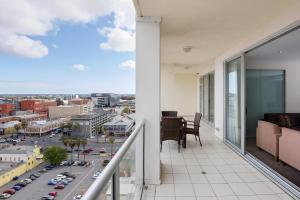 een balkon met uitzicht op de stad bij Embassy Apartment North Terrace in Adelaide