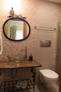 アグヴァにあるBeyaz Konak Otelのバスルーム(洗面台、トイレ、鏡付)