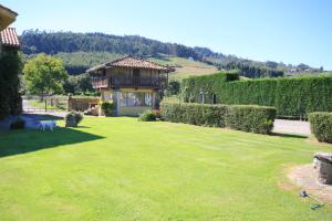 un gran patio con una casa en una colina en La Llosa, en Villaviciosa