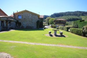 a park with a bench in the middle of a yard at La Llosa in Villaviciosa