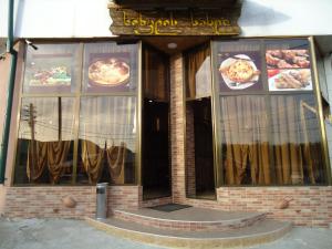 un edificio de ladrillo con ventanas con comida a la vista en Hotel Nikala, en Tskaltubo