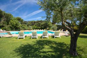 um grupo de espreguiçadeiras junto a uma piscina em Hotel Panoramic Montepulciano em Montepulciano