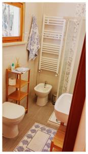 uma casa de banho com um WC e um lavatório em La Casetta Sul Lago em Peschiera del Garda