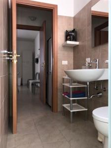 uma casa de banho com um lavatório e um WC em Appartamento Ivana em Favignana