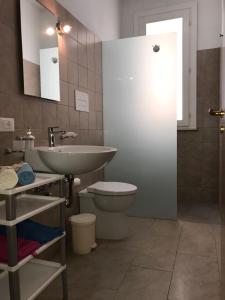 uma casa de banho com um lavatório e um WC em Appartamento Ivana em Favignana