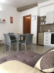 een keuken en eetkamer met een tafel en stoelen bij Appartamento Ivana in Favignana