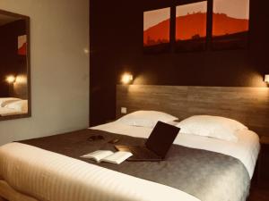 Кровать или кровати в номере Hotel Colmar Vignes Eguisheim