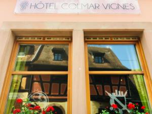 ein Fenster eines Hotels colmar vinus in der Unterkunft Hotel Colmar Vignes Eguisheim in Eguisheim