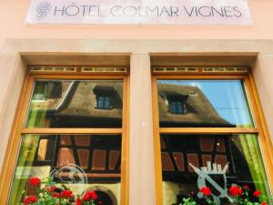 een raam van een hotel colmar vinus bij Hotel Colmar Vignes Eguisheim in Eguisheim