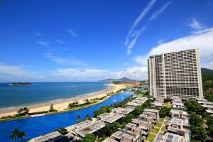 uma vista para o resort e para a praia em Coast-Inn Hailing Island em Yangjiang