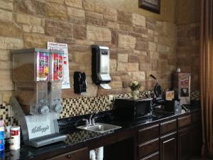 Köök või kööginurk majutusasutuses Scottish Inns Fort Worth