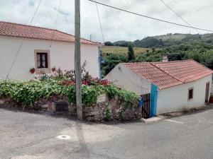 Santo IsidoroにあるCasa do Cravoの白い家 青い扉