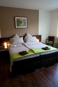 una camera da letto con un grande letto con due asciugamani di Pension Dalinghaus a Vörden