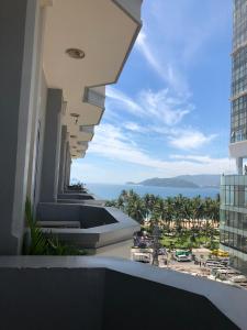 uma vista para o oceano a partir da varanda de um edifício em Rembrandt Hotel Nha Trang em Nha Trang
