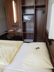 Postel nebo postele na pokoji v ubytování Zum Eichenzeller + 19 fotografií