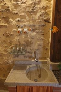 baño con lavabo con ovejas en la pared en Il palazzetto del pescatore, en Augusta