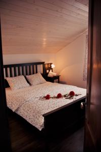 Un dormitorio con una cama con rosas. en Apartmány Podhájska, en Podhájska