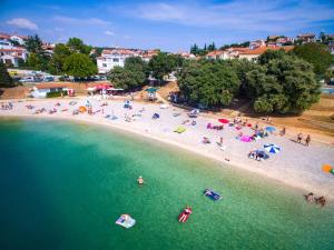 una vista aerea di una spiaggia con persone e ombrelloni di Casa Gremar a Pješčana Uvala