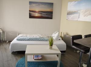 Kleines Zimmer mit einem Bett und einem Tisch in der Unterkunft Oceanbreeze in Scharbeutz