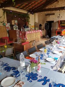 En restaurang eller annat matställe på Domaine De Potofayol