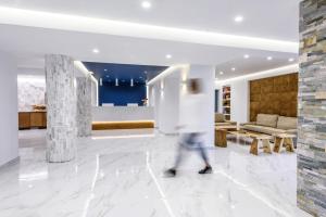 osoba przechodzi przez hol budynku w obiekcie Arminda Hotel & Spa w mieście Hersonissos +37 zdjęć