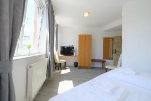 une chambre d'hôtel avec un lit et une télévision dans l'établissement Hotel Best one, à Roßdorf