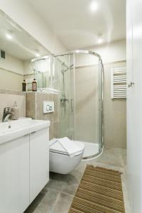 コシチェリスコにあるW Rent like home - Pod Blachówkąのバスルーム(シャワー、トイレ、シンク付)